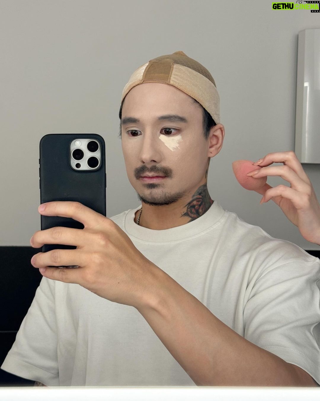 Julien Bam Instagram - Ich wurde letztens zu einer “Pretty Sister” umgestylt, von jemandem, die auch als Pretty Sister umgestylt war. War n weirdes Gefühl, aber soll ich so lassen? BTW! Wir haben momentan den Biggest RESTOCK auf @eternalgod Hoodies und Sweaters sind jetzt alle wieder im Store erhältlich. Und da gibt es nicht nur Pretty Sister. Sondern auch Lilith, Marry, Koya, Aurora, Kira, usw. Auch die ganzen Shirts kommen am 28.3 wieder So, jetzt gehe ich mal weiter Pretty Sister Dinge tun.