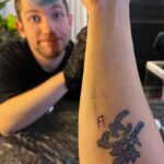 Julien Bam Instagram – Wir haben jetzt ein Partner-Tattoo. 
Es ist das einzig wahre Lobbyhoes Symbol! 
Naja bei @julienbam eher weniger 😮‍💨 Danke @rezo …