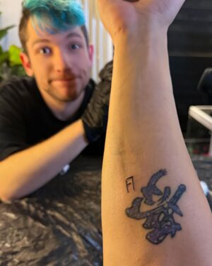 Julien Bam Instagram - Wir haben jetzt ein Partner-Tattoo. 
Es ist das einzig wahre Lobbyhoes Symbol! 
Naja bei @julienbam eher weniger 😮‍💨 Danke @rezo …