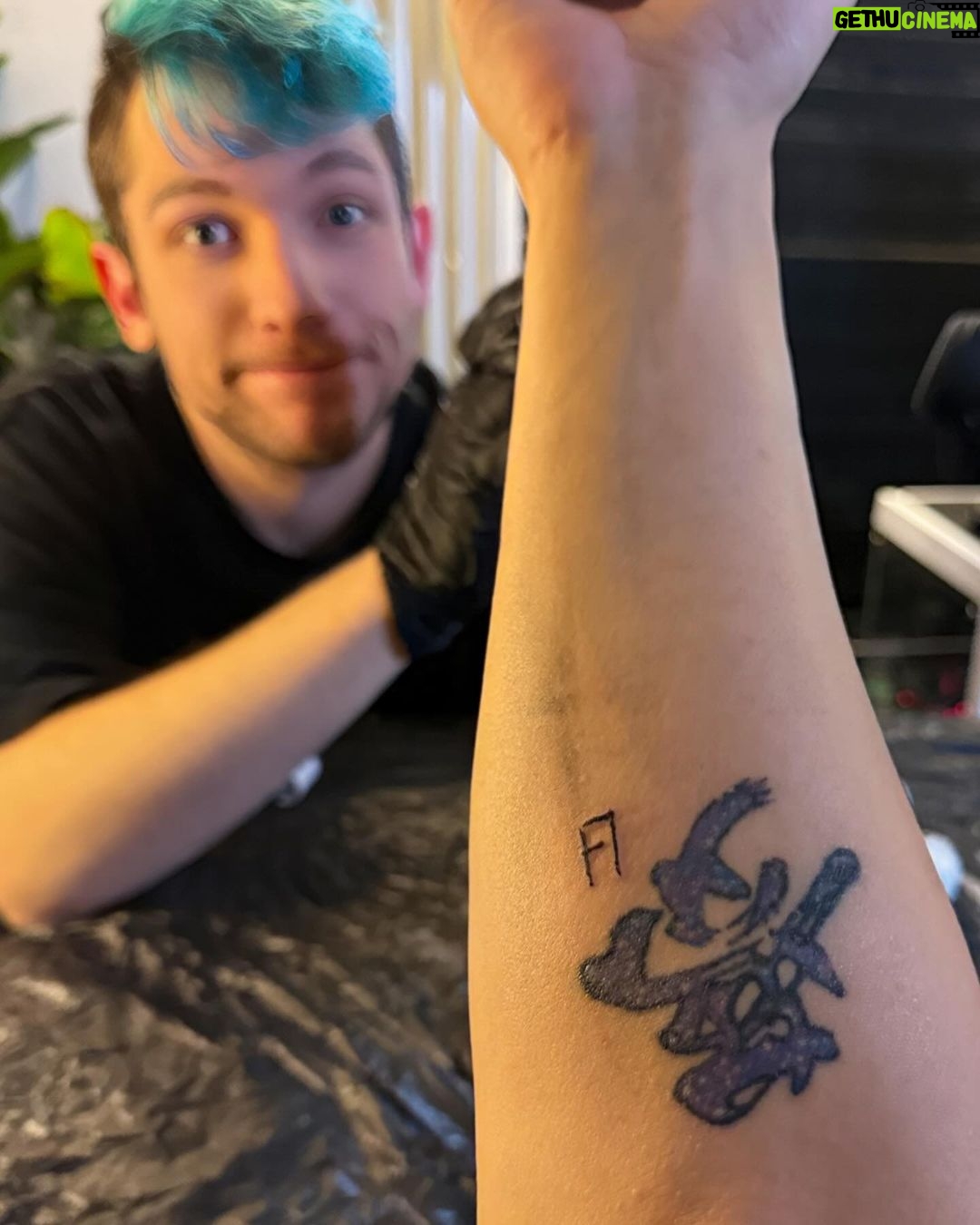 Julien Bam - 232.1K Likes - Wir haben jetzt ein Partner-Tattoo.
Es ist das einzig wahre Lobbyhoes Symbol!
Naja bei @julienbam eher weniger 😮💨 Danke @rezo …