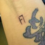 Julien Bam Instagram – Wir haben jetzt ein Partner-Tattoo. 
Es ist das einzig wahre Lobbyhoes Symbol! 
Naja bei @julienbam eher weniger 😮‍💨 Danke @rezo …