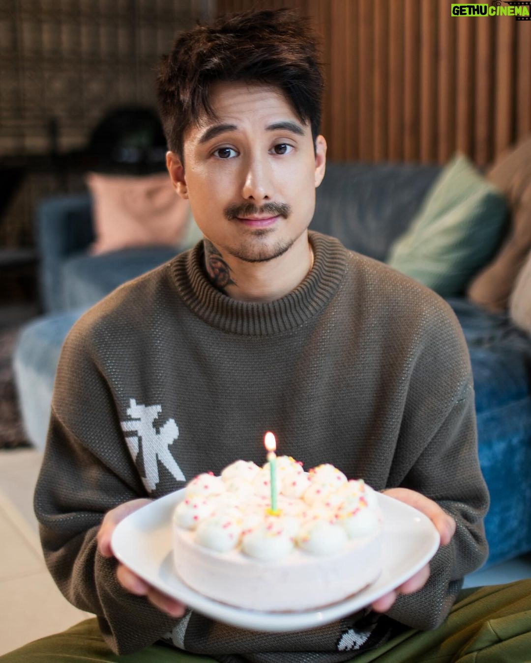Julien Bam Instagram - Ich habe mir zum Geburtstag etwas ganz besonderes gewünscht. Einen Lovebot? Fast! Pretty Sister 2.0! Mit Pretty Sister (real name: Arisu) wurde @eternalgod vor 2 Jahren geboren und weil sie uns so sehr ans Herz gewachsen ist, präsentieren wir sie hier in einem anderen Artstyle. Vor einem halben Jahr sind die ersten Sketche dazu entstanden und ich kann heute stolz sagen: wir lieben sie genauso sehr wie jeden anderen Charakter in unserem EG Universum. Jetzt erhältlich auf Eternalgod.de 🖤 UND BTW: Vielen lieben Dank für eure unzähligen Geburtstagswünsche. UND BBTW: Sry für das Joke Video auf Jucktmichnicht 😅 nächstes mal wird noch schlimmer 🫶