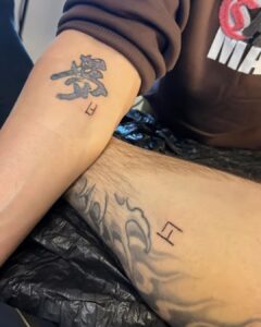 Julien Bam Instagram - Wir haben jetzt ein Partner-Tattoo. Es ist das einzig wahre Lobbyhoes Symbol! Naja bei @julienbam eher weniger 😮‍💨 Danke @rezo …
