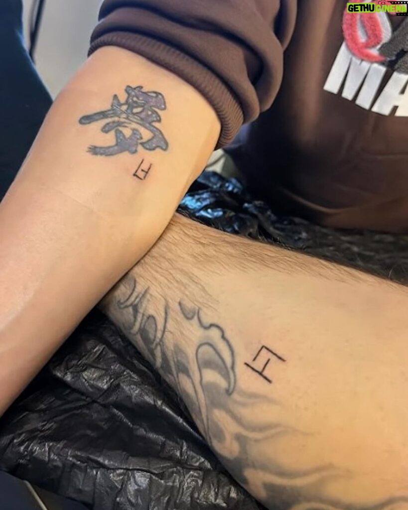 Julien Bam Instagram - Wir haben jetzt ein Partner-Tattoo. Es ist das einzig wahre Lobbyhoes Symbol! Naja bei @julienbam eher weniger 😮‍💨 Danke @rezo …