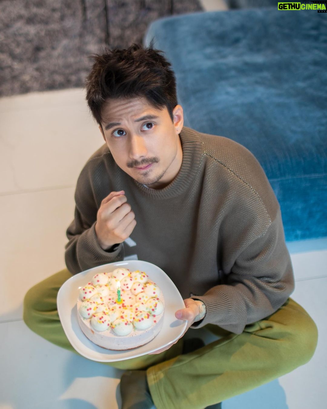 Julien Bam Instagram - Ich habe mir zum Geburtstag etwas ganz besonderes gewünscht. Einen Lovebot? Fast! Pretty Sister 2.0! Mit Pretty Sister (real name: Arisu) wurde @eternalgod vor 2 Jahren geboren und weil sie uns so sehr ans Herz gewachsen ist, präsentieren wir sie hier in einem anderen Artstyle. Vor einem halben Jahr sind die ersten Sketche dazu entstanden und ich kann heute stolz sagen: wir lieben sie genauso sehr wie jeden anderen Charakter in unserem EG Universum. Jetzt erhältlich auf Eternalgod.de 🖤 UND BTW: Vielen lieben Dank für eure unzähligen Geburtstagswünsche. UND BBTW: Sry für das Joke Video auf Jucktmichnicht 😅 nächstes mal wird noch schlimmer 🫶