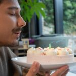 Julien Bam Instagram - Ich habe mir zum Geburtstag etwas ganz besonderes gewünscht. Einen Lovebot? Fast! Pretty Sister 2.0! Mit Pretty Sister (real name: Arisu) wurde @eternalgod vor 2 Jahren geboren und weil sie uns so sehr ans Herz gewachsen ist, präsentieren wir sie hier in einem anderen Artstyle. Vor einem halben Jahr sind die ersten Sketche dazu entstanden und ich kann heute stolz sagen: wir lieben sie genauso sehr wie jeden anderen Charakter in unserem EG Universum. Jetzt erhältlich auf Eternalgod.de 🖤 UND BTW: Vielen lieben Dank für eure unzähligen Geburtstagswünsche. UND BBTW: Sry für das Joke Video auf Jucktmichnicht 😅 nächstes mal wird noch schlimmer 🫶