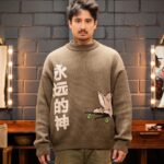 Julien Bam Instagram – Bin jetzt 70% kuscheliger – Wir haben mit @eternalgod etwas Neues ausprobiert. Und zwar haben wir den terra-kuscheligen Fynn Knit Sweater herausgebracht. Aber dieser war sofort Sold Out! 2 Wochen bevor unser Hauptvideo kam lol! Hätten wir bei diesem Piece niemals gedacht. Danke für den Support. Aber wir wollen nicht, dass manche jetzt traurig sind und darum starten wir eine richtige Vorbestellungs-Aktion. Diese geht bis kommenden Freitag 2023. Jeder, der will, soll einen Knit Sweater bekommen! 
Ich weiß, dass ein “Preorder” für viele von euch echt nichts Neues ist, aber für uns als EG Team schon. Vorweg will ich aber informieren, dass das Piece dann erst Ende Februar 2024 bei euch zu Hause ankommen wird, weil es ein sehr hochwertiges Produkt ist. Es wird ab Freitag direkt mit der Produktion losgelegt. Wer Freude und Geduld mitbringt, hat jetzt die Chance, sich auf [eternalgod.de] einen Fynn Knit Sweater zu sicher.