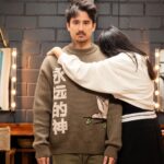 Julien Bam Instagram - Bin jetzt 70% kuscheliger - Wir haben mit @eternalgod etwas Neues ausprobiert. Und zwar haben wir den terra-kuscheligen Fynn Knit Sweater herausgebracht. Aber dieser war sofort Sold Out! 2 Wochen bevor unser Hauptvideo kam lol! Hätten wir bei diesem Piece niemals gedacht. Danke für den Support. Aber wir wollen nicht, dass manche jetzt traurig sind und darum starten wir eine richtige Vorbestellungs-Aktion. Diese geht bis kommenden Freitag 2023. Jeder, der will, soll einen Knit Sweater bekommen! Ich weiß, dass ein “Preorder” für viele von euch echt nichts Neues ist, aber für uns als EG Team schon. Vorweg will ich aber informieren, dass das Piece dann erst Ende Februar 2024 bei euch zu Hause ankommen wird, weil es ein sehr hochwertiges Produkt ist. Es wird ab Freitag direkt mit der Produktion losgelegt. Wer Freude und Geduld mitbringt, hat jetzt die Chance, sich auf [eternalgod.de] einen Fynn Knit Sweater zu sicher.