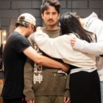 Julien Bam Instagram - Bin jetzt 70% kuscheliger - Wir haben mit @eternalgod etwas Neues ausprobiert. Und zwar haben wir den terra-kuscheligen Fynn Knit Sweater herausgebracht. Aber dieser war sofort Sold Out! 2 Wochen bevor unser Hauptvideo kam lol! Hätten wir bei diesem Piece niemals gedacht. Danke für den Support. Aber wir wollen nicht, dass manche jetzt traurig sind und darum starten wir eine richtige Vorbestellungs-Aktion. Diese geht bis kommenden Freitag 2023. Jeder, der will, soll einen Knit Sweater bekommen! Ich weiß, dass ein “Preorder” für viele von euch echt nichts Neues ist, aber für uns als EG Team schon. Vorweg will ich aber informieren, dass das Piece dann erst Ende Februar 2024 bei euch zu Hause ankommen wird, weil es ein sehr hochwertiges Produkt ist. Es wird ab Freitag direkt mit der Produktion losgelegt. Wer Freude und Geduld mitbringt, hat jetzt die Chance, sich auf [eternalgod.de] einen Fynn Knit Sweater zu sicher.