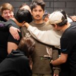 Julien Bam Instagram - Bin jetzt 70% kuscheliger - Wir haben mit @eternalgod etwas Neues ausprobiert. Und zwar haben wir den terra-kuscheligen Fynn Knit Sweater herausgebracht. Aber dieser war sofort Sold Out! 2 Wochen bevor unser Hauptvideo kam lol! Hätten wir bei diesem Piece niemals gedacht. Danke für den Support. Aber wir wollen nicht, dass manche jetzt traurig sind und darum starten wir eine richtige Vorbestellungs-Aktion. Diese geht bis kommenden Freitag 2023. Jeder, der will, soll einen Knit Sweater bekommen! Ich weiß, dass ein “Preorder” für viele von euch echt nichts Neues ist, aber für uns als EG Team schon. Vorweg will ich aber informieren, dass das Piece dann erst Ende Februar 2024 bei euch zu Hause ankommen wird, weil es ein sehr hochwertiges Produkt ist. Es wird ab Freitag direkt mit der Produktion losgelegt. Wer Freude und Geduld mitbringt, hat jetzt die Chance, sich auf [eternalgod.de] einen Fynn Knit Sweater zu sicher.
