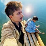 Julien Bam Instagram - Hauptvideo AKT 3 ist online! Gestern waren fast 120k Leute bei der Live-Premiere dabei! Wie geht das? Ich küsse euch, für euren insanen Support. Auch wenn es ein Kampf war, diesen 42 minütigen Blockbuster auf Youtube zu bekommen, sind wieder unzählige Momente entstanden, auf die ich mit nem dicken Smile zurückblicken kann. Etwa so: 🥹 Darum erweitere ich heute mein Insta mit nem neuen Foto-Karussell. Sry bin kitschig, aber auch innerlich sehr happy