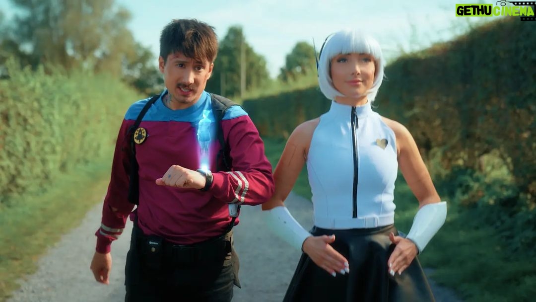 Julien Bam Instagram - HAUPTVIDEO AKT 3 IS COMING! Seid ihr bereit für diesen ü40 minütigen Blockbuster? Ein überkrasser TRAILER st so eben auf Youtube on gekommen. Einfach auf Youtube Julien Bam suchen, 1 Like und 1 Kommentar für uns da lassen. (Bitte macht das, will Mama und Papa beeindrucken kappa) FÜR ALLE: Release AKT3: 10.11 - 18 Uhr (FREITAG)