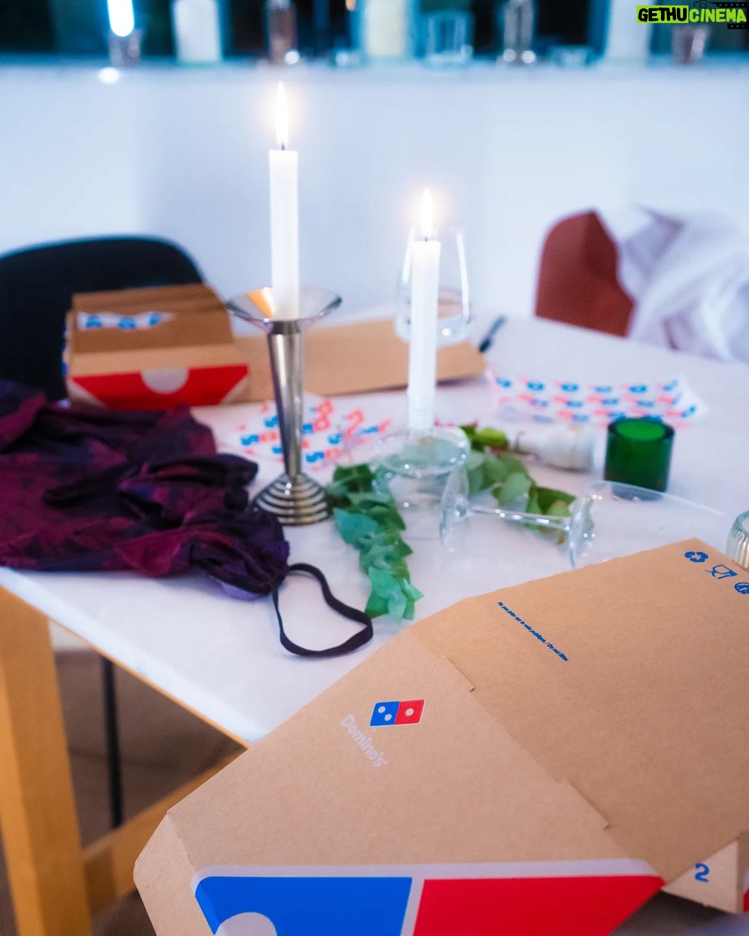 Julien Bam Instagram - Anzeige | Mit der neuen Domino’s Box wird jedes Date erfolgreich (nicht wissenschaftlich getestet) Aber auch die Singles unter euch, werden ihren Spaß haben, denn die Domino´s Box ist auch das perfekte, individuelle Solo-Meal und gibt es bereits ab 5,99€ (Abholerpreis) #dominosdeutschland #dominospizza #dominos #dominosbox @dominosdeutschland