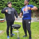 Julien Bam Instagram – Es ist vollbracht, wir haben es tatsächlich wieder geschafft! “Mann im Mond AKT 2” hat es in die Tiefen des Internets geschafft. Frei zugänglich für jeden von euch. 
Diesesmal war irgendwie alles anders. Kein leichter Ritt. Es gab wirklich Momente, da habe ich vor lauter Verzweiflung kein AKT 2 mehr gesehen, da sowohl technische, rechtliche als auch persönliche Hindernisse, sich mir in den Weg stellten. 
UND: Was man nicht wissen kann ist, dass wir mit AKT 2 vor AKT 1 angefangen haben zu drehen. Logistisch war das sinnvoller. Dachten wir. Denn da war ja dieser Moment, als mein Fuß meinte, er müsste während den Drehtagen rebellieren. Da kommen auf jeden Fall einige Behind The Scenes- und Making Ofs Videos auch euch zu, die mal eine andere Seite zeigen. 
Also, all together: wtf …. xD 
Doch jetzt, da ich das Ergebnis sehe, weiß ich: Jeder Moment des Kampfes hat sich gelohnt. Man hat wieder viele Menschen kennen gelernt und mit manchen Menschen auch etwas mehr zusammen gewachsen <3 
Und am glücklichsten bin ich, dass Joon wieder lebt ._. 
Hab dich vermisst bro. 
Danke für den Rückhalt und eure unermüdliche Unterstützung. Achja und checkt mal @eternalgod aus. 
Bis zum nächsten Abenteuer!

PS: konnte beim letzten Foto leider nicht mehr alle verlinken, darum hier: 
@minh_chau_cao 
@shawn_bu 
@xmpc 
@dan_glover 
@daniii__141 
@joey_prmntr 
@jonas_red96 
@mickels_22 
@dario_mnz 
@simonp_25 
@joshn.eusn 
@ljfeofdaniel