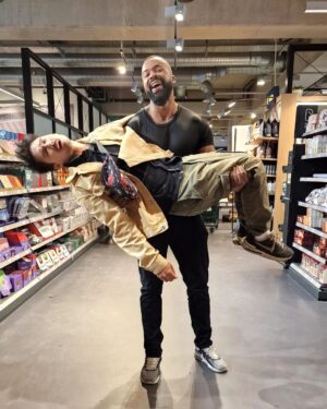 Julien Bam Instagram - Es ist vollbracht, wir haben es tatsächlich wieder geschafft! "Mann im Mond AKT 2" hat es in die Tiefen des Internets geschafft. Frei zugänglich für jeden von euch. 
Diesesmal war irgendwie alles anders. Kein leichter Ritt. Es gab wirklich Momente, da habe ich vor lauter Verzweiflung kein AKT 2 mehr gesehen, da sowohl technische, rechtliche als auch persönliche Hindernisse, sich mir in den Weg stellten. 
UND: Was man nicht wissen kann ist, dass wir mit AKT 2 vor AKT 1 angefangen haben zu drehen. Logistisch war das sinnvoller. Dachten wir. Denn da war ja dieser Moment, als mein Fuß meinte, er müsste während den Drehtagen rebellieren. Da kommen auf jeden Fall einige Behind The Scenes- und Making Ofs Videos auch euch zu, die mal eine andere Seite zeigen. 
Also, all together: wtf .... xD 
Doch jetzt, da ich das Ergebnis sehe, weiß ich: Jeder Moment des Kampfes hat sich gelohnt. Man hat wieder viele Menschen kennen gelernt und mit manchen Menschen auch etwas mehr zusammen gewachsen <3 
Und am glücklichsten bin ich, dass Joon wieder lebt ._. 
Hab dich vermisst bro. 
Danke für den Rückhalt und eure unermüdliche Unterstützung. Achja und checkt mal @eternalgod aus. 
Bis zum nächsten Abenteuer!

PS: konnte beim letzten Foto leider nicht mehr alle verlinken, darum hier: 
@minh_chau_cao 
@shawn_bu 
@xmpc 
@dan_glover 
@daniii__141 
@joey_prmntr 
@jonas_red96 
@mickels_22 
@dario_mnz 
@simonp_25 
@joshn.eusn 
@ljfeofdaniel