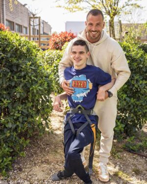 Julien Bert Instagram - J’avais fais une promesse à @enzo_moncombatpourresterdebout  de venir à sa rencontre en 2022 . Ce fût un moment tellement fort en émotion , c’était juste magique quel jeune homme extraordinaire avec un mental de guerrier, vous découvrirez ça bientôt ❤️