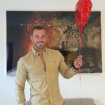Julien Bert Instagram - J’offre ce coeur et ce voyage à qui ? #sponsorisé 🎁 CONCOURS VOYAGE DUBAÏ ✈️ À l’occasion des fêtes de pacques l’artiste @tommydelalune organise un gros jeu concours avec à GAGNER : 🎁 5 nuits offertes à l’hôtel ⭐️⭐️⭐️⭐️ Millenium Barsha 🏨 à Dubaï 🇦🇪 🎁 2 Billets d’avion Dubaï 🇦🇪 Aller / Retour ✈️ 🎁 Pour 2 personnes 👥 avec choix des dates 🗓 📌 Conditions de participation : 1️⃣ Abonne toi à mon compte et celui de @tommydelalune ✔️ 2️⃣ Like ce post & Tag une personne dans les commentaires avec qui tu veux partir à Dubaï 🇦🇪 3️⃣ Repost dans ta story en nous identifiant 📲 4️⃣ Participe également sur le post de @tommydelalune (ça double tes chances) 🍀 🎁 BONUS : 100€ x3 à GAGNER dans la story de @tommydelalune 📲👀 - 🗳 Tirage au sort le lundi 25/04/22 🗓 📌 Le gagnant sera tiré au sort puis identifié dans les story et sous le post de @tommydelalune 👨‍✈️ Encadré & sponsorisé par agence certifié 🔒 ⚠️ @tommydelalune et @julienbert42 seront les seuls et uniques comptes qui vous contacteront en cas de gains 🤝 Bonne chance à tous 🍀 @shaunaevents Aix-en-Provence, France