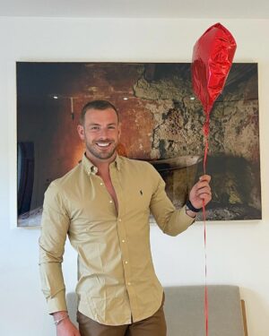 Julien Bert Instagram - J’offre ce coeur et ce voyage à qui ? 
#sponsorisé 
🎁 CONCOURS VOYAGE DUBAÏ ✈️

À l’occasion des fêtes de pacques l’artiste @tommydelalune organise un gros jeu concours avec à GAGNER : 

🎁 5 nuits offertes à l’hôtel ⭐️⭐️⭐️⭐️ Millenium Barsha 🏨 à Dubaï 🇦🇪
🎁 2 Billets d’avion Dubaï 🇦🇪 Aller / Retour ✈️
🎁 Pour 2 personnes 👥 avec choix des dates 🗓

📌 Conditions de participation : 

1️⃣ Abonne toi à mon compte et celui de @tommydelalune ✔️
2️⃣ Like ce post & Tag une personne dans les commentaires avec qui tu veux partir à Dubaï 🇦🇪
3️⃣ Repost dans ta story en nous identifiant 📲
4️⃣ Participe également sur le post de @tommydelalune (ça double tes chances) 🍀

🎁 BONUS : 100€ x3 à GAGNER dans la story de @tommydelalune 📲👀

-

🗳 Tirage au sort le lundi 25/04/22 🗓 
📌 Le gagnant sera tiré au sort puis identifié dans les story et sous le post de @tommydelalune 
👨‍✈️ Encadré & sponsorisé par agence certifié 🔒
⚠️ @tommydelalune et @julienbert42 seront les seuls et uniques comptes qui vous contacteront en cas de gains 🤝

Bonne chance à tous 🍀 @shaunaevents