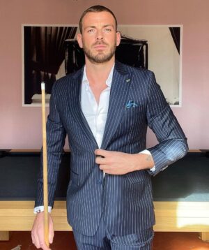 Julien Bert Instagram - Who wants to play with me ? ♠️
@aroon_paris