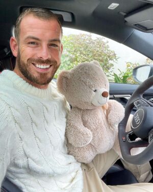 Julien Bert Instagram - Happy Sunday 🧸🎁
