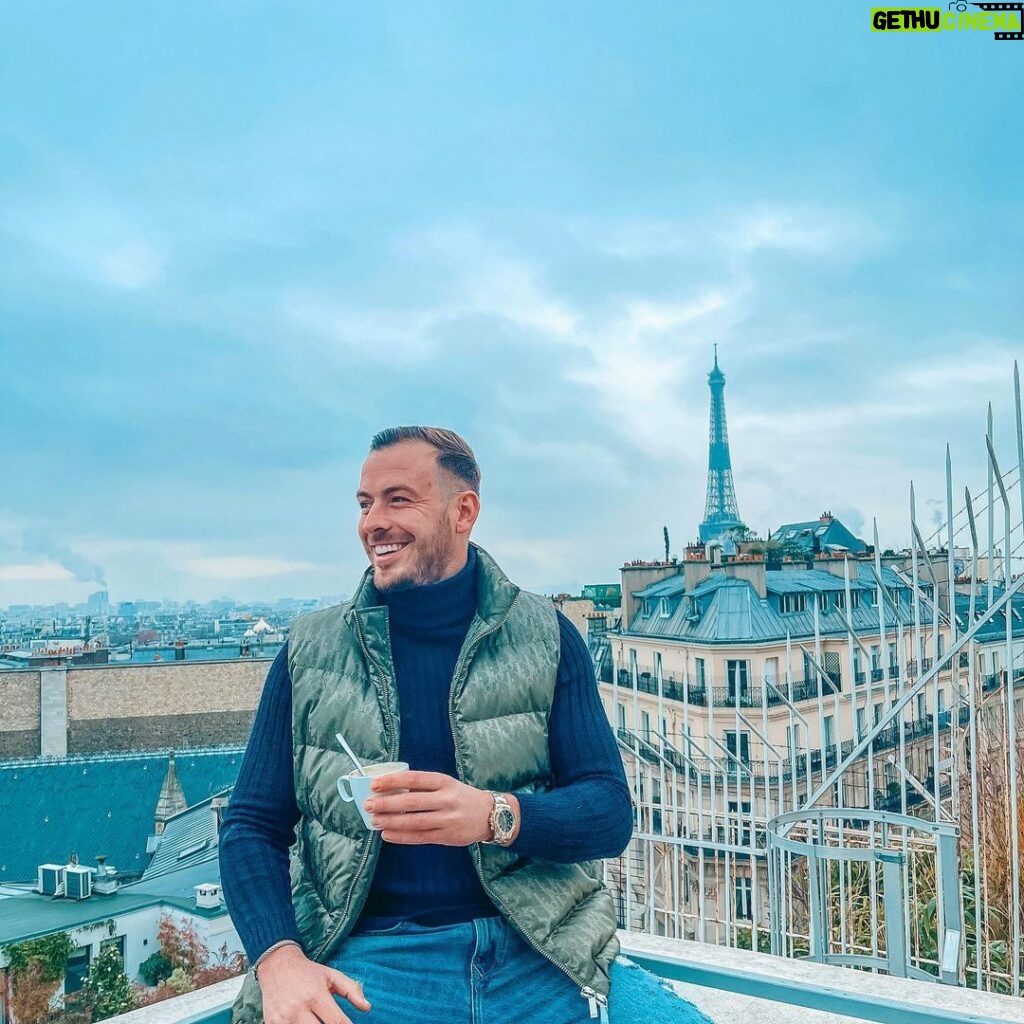 Julien Bert Instagram - Apprenez à rester calme , tout ne mérite pas une réaction . . . ☕️ Paris, France
