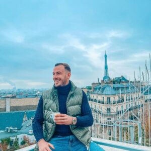 Julien Bert Instagram - Apprenez à rester calme , tout ne mérite pas une réaction . . . ☕️