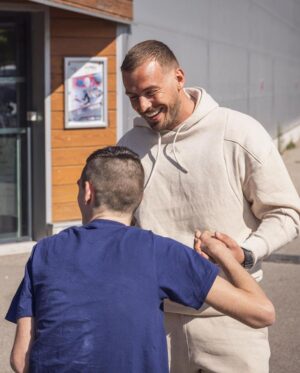 Julien Bert Instagram - J’avais fais une promesse à @enzo_moncombatpourresterdebout  de venir à sa rencontre en 2022 . Ce fût un moment tellement fort en émotion , c’était juste magique quel jeune homme extraordinaire avec un mental de guerrier, vous découvrirez ça bientôt ❤️