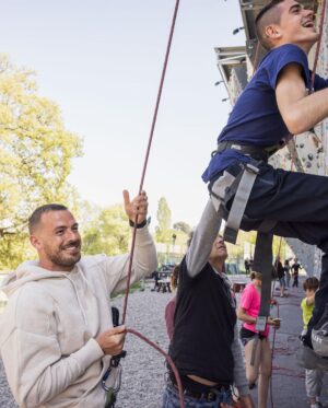 Julien Bert Instagram - J’avais fais une promesse à @enzo_moncombatpourresterdebout  de venir à sa rencontre en 2022 . Ce fût un moment tellement fort en émotion , c’était juste magique quel jeune homme extraordinaire avec un mental de guerrier, vous découvrirez ça bientôt ❤️