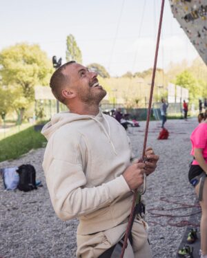 Julien Bert Instagram - J’avais fais une promesse à @enzo_moncombatpourresterdebout  de venir à sa rencontre en 2022 . Ce fût un moment tellement fort en émotion , c’était juste magique quel jeune homme extraordinaire avec un mental de guerrier, vous découvrirez ça bientôt ❤️