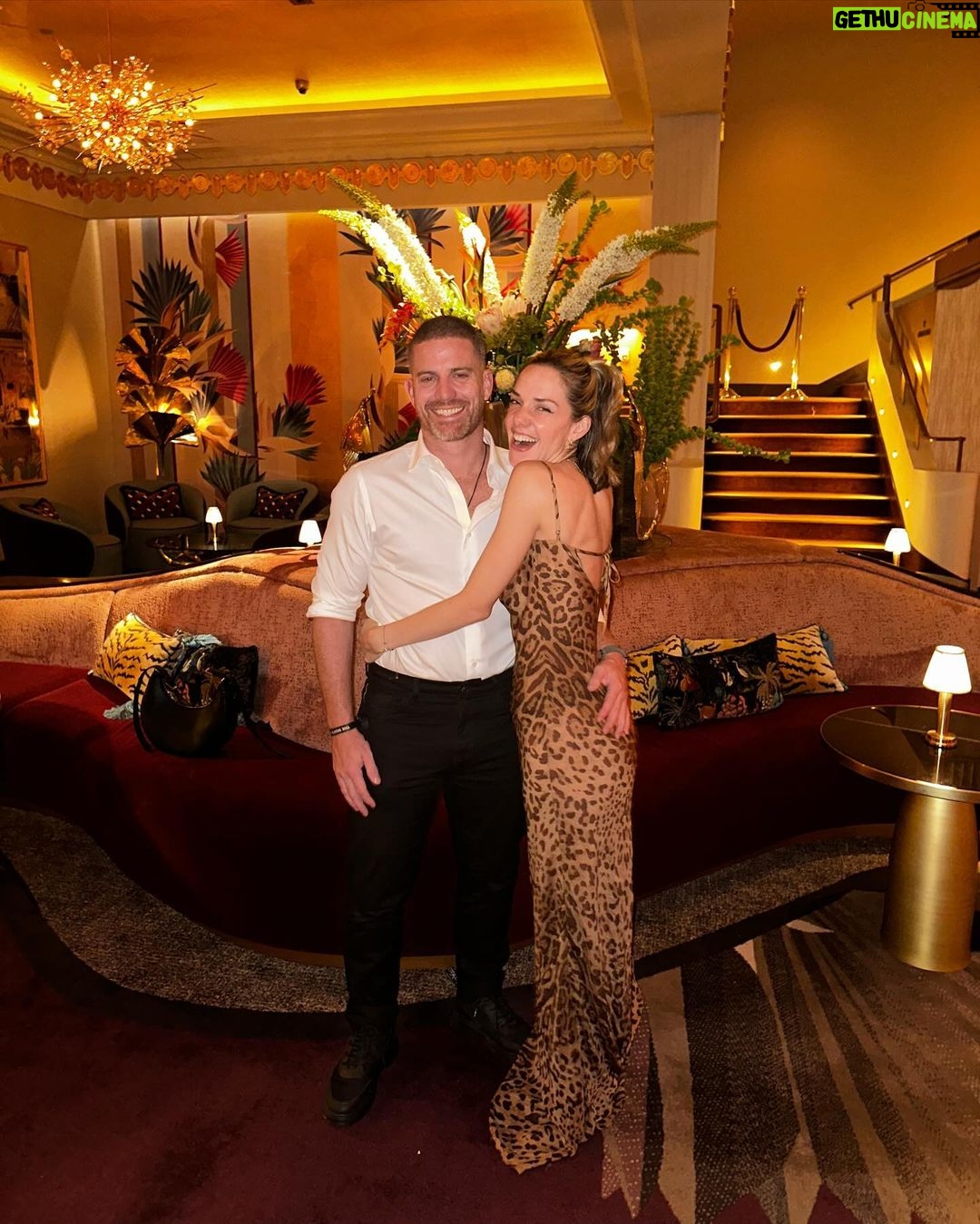 Julieta Nair Calvo Instagram - Mi amor me invit贸 a cenar a un lugar especial por mi cumple . Todo muy lindo hasta que lleg贸 la cuenta 馃ぃ馃ぃ馃ぃ馃ぃ Te amooo @andres.rolando Miami, Florida