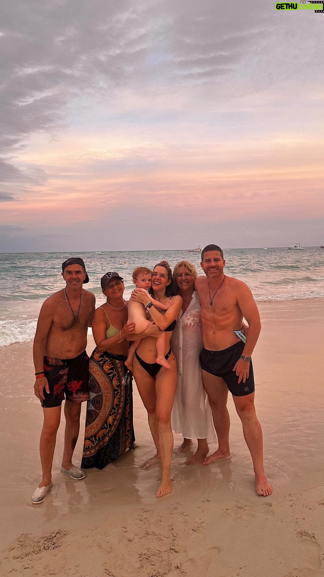 Julieta Nair Calvo Instagram - Un viaje que planeamos desde siempre se hizo realidad . Familia siempre adelante ❤️ Gracias vida por permitirme estos momentos únicos . Todo nutrición para el alma ✈️🩷 🌊 Como siempre @palladiumhotelgroup mi elegido para relajarse y disfrutar . Ahorrar para vacaciones es la mejor inversión que existe 🏝️ Esta vez elegimos Punta Cana . Tienen una playa divina y el sector de kids club es un sueño ( para todas las edades ) . En mia historias les dejo más detalles del viaje para que tengan data si viajan . Grand Palladium Punta Cana Resort & Spa