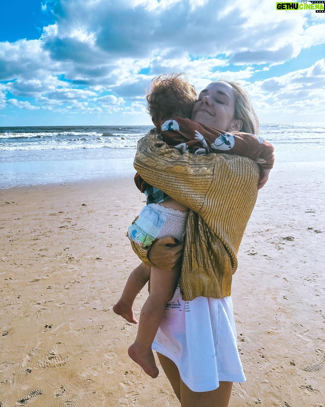 Julieta Nair Calvo Instagram - Ya estoy full trabajo pero en estos días de calor me transporto mentalmente a nuestros días en la playa 🌊 🏝️ con mi cerdo acuático siempre listo para jugar . Pañales para el agua @huggiesargentina , protector solar , gorrito , y listo ☀️🌊 ( ahora en la terraza y la manguera 🤣🤣 )