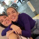 Julieta Nair Calvo Instagram - Tremenda tarde con mi amiga para ponernos al día y darnos un break de la rutina. Por eso, nuestros encuentros son en Shell Select, donde disfrutamos de un lugar cómodo con muchas opciones ricas y pasar un lindo momento juntas. #TuDiaTieneUnLugarMas @shell_argentina