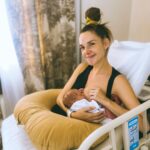 Julieta Nair Calvo Instagram - Teta y primer día Teta y puericultura @paolalactancia Teta y mastitis Teta y primer camarín Teta y detrás del escenario Teta y aeropuerto Teta y playa Teta y vista Teta y el sur Teta y teatro Cómo verán , la Teta va con todo 🙌🏼💜😂 En la semana de la lactancia materna celebro y agradezco poder vivir la magia y la conexión única que es DAR TETA.