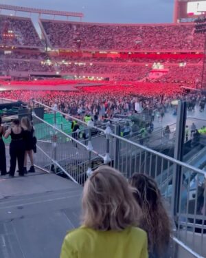 Julieta Nair Calvo Instagram - Viendo a la magnética @taylorswift con mi amor .