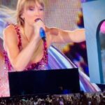 Julieta Nair Calvo Instagram - Viendo a la magnética @taylorswift con mi amor .
