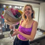 Julieta Nair Calvo Instagram - Fin de ciclo para @tootsielacomedia que termina esta temporada de una manera maravillosa . Agradecidos siempre al público que nos eligió y eligió a lo largo del año llenando todas las funciones y siendo tan amorosos con nosotros . Fue una noche preciosa llena de emoción y felicidad. El año que viene los volvemos a esperar en el Lola membrives para seguir contando esta hermosa historia . Gracias @nicovazquezok por comandar este barco ! Todos te adoramos y agradecemos por ser siempre tan alegre y amoroso con cada uno de nosotros . La fiesta sigue 💪🏼 Gracias dire @mariano_demaria por darme tanta libertad . @grassicris por tu mirada siempre con amor y tus ideas . Gracias @rgbredes @gustavoyankelevichok por volver a confiar en mi 🩷. A mi amor @andres.rolando por tu apoyo constante. Te amo equipo 🩵. A mi mamá , papá y suegra que me ayudaron tanto tanto con Valen por las noches mientras yo trabajaba 🙏🏽 no hubiese podido sin ustedes . A mis compañeros queridos ❤️ los admiro y trabajar xon ustedes es realmente un placer . A los técnicos todos, mi Vestidora @mousis126 por ponerme tu oreja muchas veces y siempre hacerme reír . @charlie_gomez_beheran por tantos meses de peluquera y risas 🧡🧡🧡 . A la producción @preludio.producciones Dami, Cande por los mimos y el cariño . Infinitas gracias a todos los que hicieron posible que esto fuese lo que fué🩵 Nos vemos el año que viene .