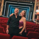 Julieta Nair Calvo Instagram - Fin de ciclo para @tootsielacomedia que termina esta temporada de una manera maravillosa . Agradecidos siempre al público que nos eligió y eligió a lo largo del año llenando todas las funciones y siendo tan amorosos con nosotros . Fue una noche preciosa llena de emoción y felicidad. El año que viene los volvemos a esperar en el Lola membrives para seguir contando esta hermosa historia . Gracias @nicovazquezok por comandar este barco ! Todos te adoramos y agradecemos por ser siempre tan alegre y amoroso con cada uno de nosotros . La fiesta sigue 💪🏼 Gracias dire @mariano_demaria por darme tanta libertad . @grassicris por tu mirada siempre con amor y tus ideas . Gracias @rgbredes @gustavoyankelevichok por volver a confiar en mi 🩷. A mi amor @andres.rolando por tu apoyo constante. Te amo equipo 🩵. A mi mamá , papá y suegra que me ayudaron tanto tanto con Valen por las noches mientras yo trabajaba 🙏🏽 no hubiese podido sin ustedes . A mis compañeros queridos ❤️ los admiro y trabajar xon ustedes es realmente un placer . A los técnicos todos, mi Vestidora @mousis126 por ponerme tu oreja muchas veces y siempre hacerme reír . @charlie_gomez_beheran por tantos meses de peluquera y risas 🧡🧡🧡 . A la producción @preludio.producciones Dami, Cande por los mimos y el cariño . Infinitas gracias a todos los que hicieron posible que esto fuese lo que fué🩵 Nos vemos el año que viene .