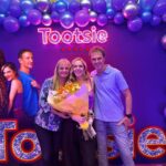 Julieta Nair Calvo Instagram - Fin de ciclo para @tootsielacomedia que termina esta temporada de una manera maravillosa . Agradecidos siempre al público que nos eligió y eligió a lo largo del año llenando todas las funciones y siendo tan amorosos con nosotros . Fue una noche preciosa llena de emoción y felicidad. El año que viene los volvemos a esperar en el Lola membrives para seguir contando esta hermosa historia . Gracias @nicovazquezok por comandar este barco ! Todos te adoramos y agradecemos por ser siempre tan alegre y amoroso con cada uno de nosotros . La fiesta sigue 💪🏼 Gracias dire @mariano_demaria por darme tanta libertad . @grassicris por tu mirada siempre con amor y tus ideas . Gracias @rgbredes @gustavoyankelevichok por volver a confiar en mi 🩷. A mi amor @andres.rolando por tu apoyo constante. Te amo equipo 🩵. A mi mamá , papá y suegra que me ayudaron tanto tanto con Valen por las noches mientras yo trabajaba 🙏🏽 no hubiese podido sin ustedes . A mis compañeros queridos ❤️ los admiro y trabajar xon ustedes es realmente un placer . A los técnicos todos, mi Vestidora @mousis126 por ponerme tu oreja muchas veces y siempre hacerme reír . @charlie_gomez_beheran por tantos meses de peluquera y risas 🧡🧡🧡 . A la producción @preludio.producciones Dami, Cande por los mimos y el cariño . Infinitas gracias a todos los que hicieron posible que esto fuese lo que fué🩵 Nos vemos el año que viene .