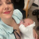 Julieta Nair Calvo Instagram - Teta y primer día Teta y puericultura @paolalactancia Teta y mastitis Teta y primer camarín Teta y detrás del escenario Teta y aeropuerto Teta y playa Teta y vista Teta y el sur Teta y teatro Cómo verán , la Teta va con todo 🙌🏼💜😂 En la semana de la lactancia materna celebro y agradezco poder vivir la magia y la conexión única que es DAR TETA.