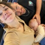 Julieta Nair Calvo Instagram - Teta y primer día Teta y puericultura @paolalactancia Teta y mastitis Teta y primer camarín Teta y detrás del escenario Teta y aeropuerto Teta y playa Teta y vista Teta y el sur Teta y teatro Cómo verán , la Teta va con todo 🙌🏼💜😂 En la semana de la lactancia materna celebro y agradezco poder vivir la magia y la conexión única que es DAR TETA.