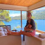 Julieta Nair Calvo Instagram - Teta y primer día Teta y puericultura @paolalactancia Teta y mastitis Teta y primer camarín Teta y detrás del escenario Teta y aeropuerto Teta y playa Teta y vista Teta y el sur Teta y teatro Cómo verán , la Teta va con todo 🙌🏼💜😂 En la semana de la lactancia materna celebro y agradezco poder vivir la magia y la conexión única que es DAR TETA.