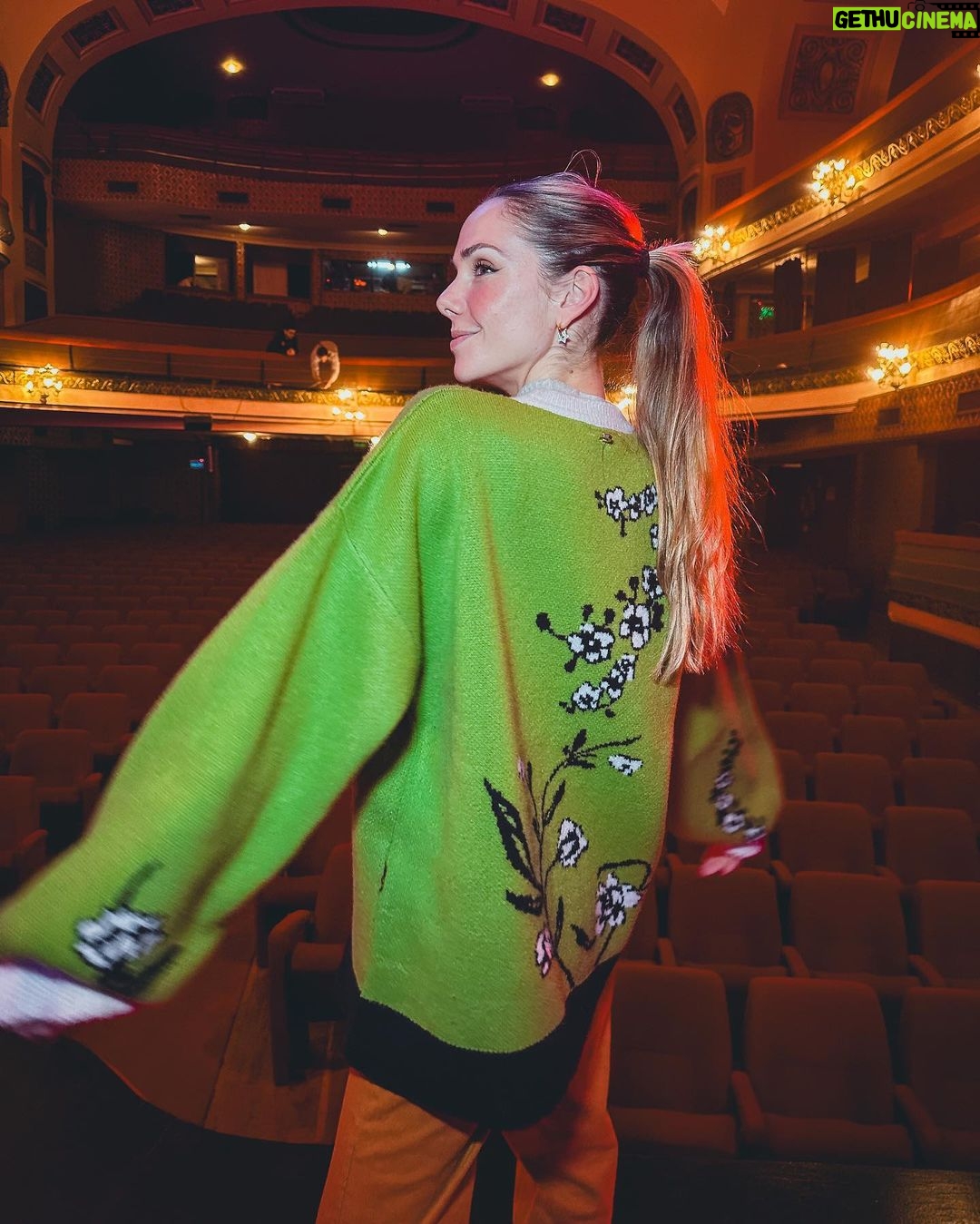 Julieta Nair Calvo Instagram - Una noche más en el LolaMembrives viviendo la maravilla de @tootsielacomedia . Gracias a todos por acompañarnos tanto desde que arrancamos . Locura hermosa 😍 Teatro Lola Membrives