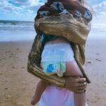 Julieta Nair Calvo Instagram - Ya estoy full trabajo pero en estos días de calor me transporto mentalmente a nuestros días en la playa 🌊 🏝️ con mi cerdo acuático siempre listo para jugar . Pañales para el agua @huggiesargentina , protector solar , gorrito , y listo ☀️🌊 ( ahora en la terraza y la manguera 🤣🤣 )