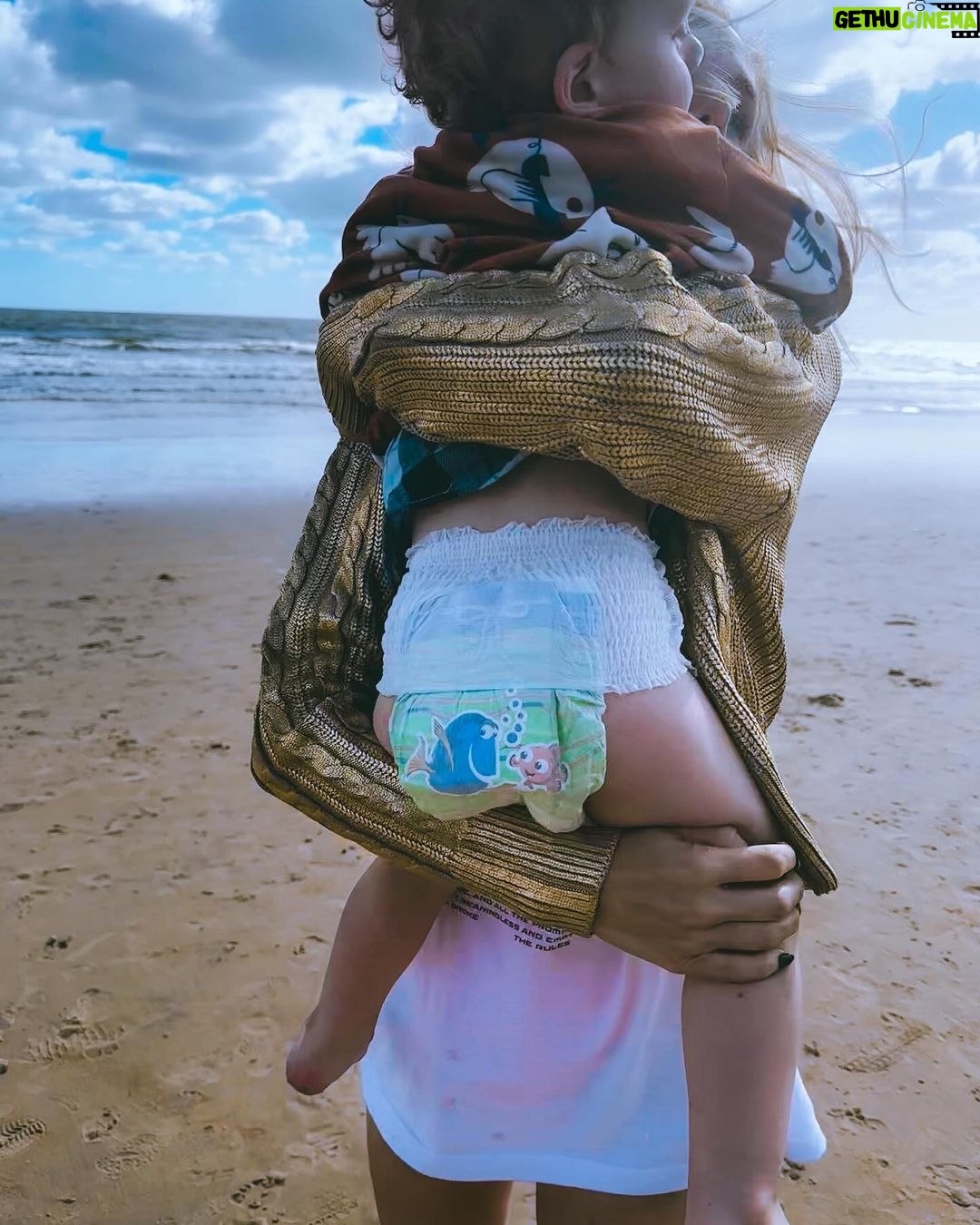 Julieta Nair Calvo Instagram - Ya estoy full trabajo pero en estos días de calor me transporto mentalmente a nuestros días en la playa 🌊 🏝️ con mi cerdo acuático siempre listo para jugar . Pañales para el agua @huggiesargentina , protector solar , gorrito , y listo ☀️🌊 ( ahora en la terraza y la manguera 🤣🤣 )