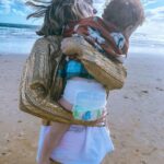 Julieta Nair Calvo Instagram - Ya estoy full trabajo pero en estos días de calor me transporto mentalmente a nuestros días en la playa 🌊 🏝️ con mi cerdo acuático siempre listo para jugar . Pañales para el agua @huggiesargentina , protector solar , gorrito , y listo ☀️🌊 ( ahora en la terraza y la manguera 🤣🤣 )