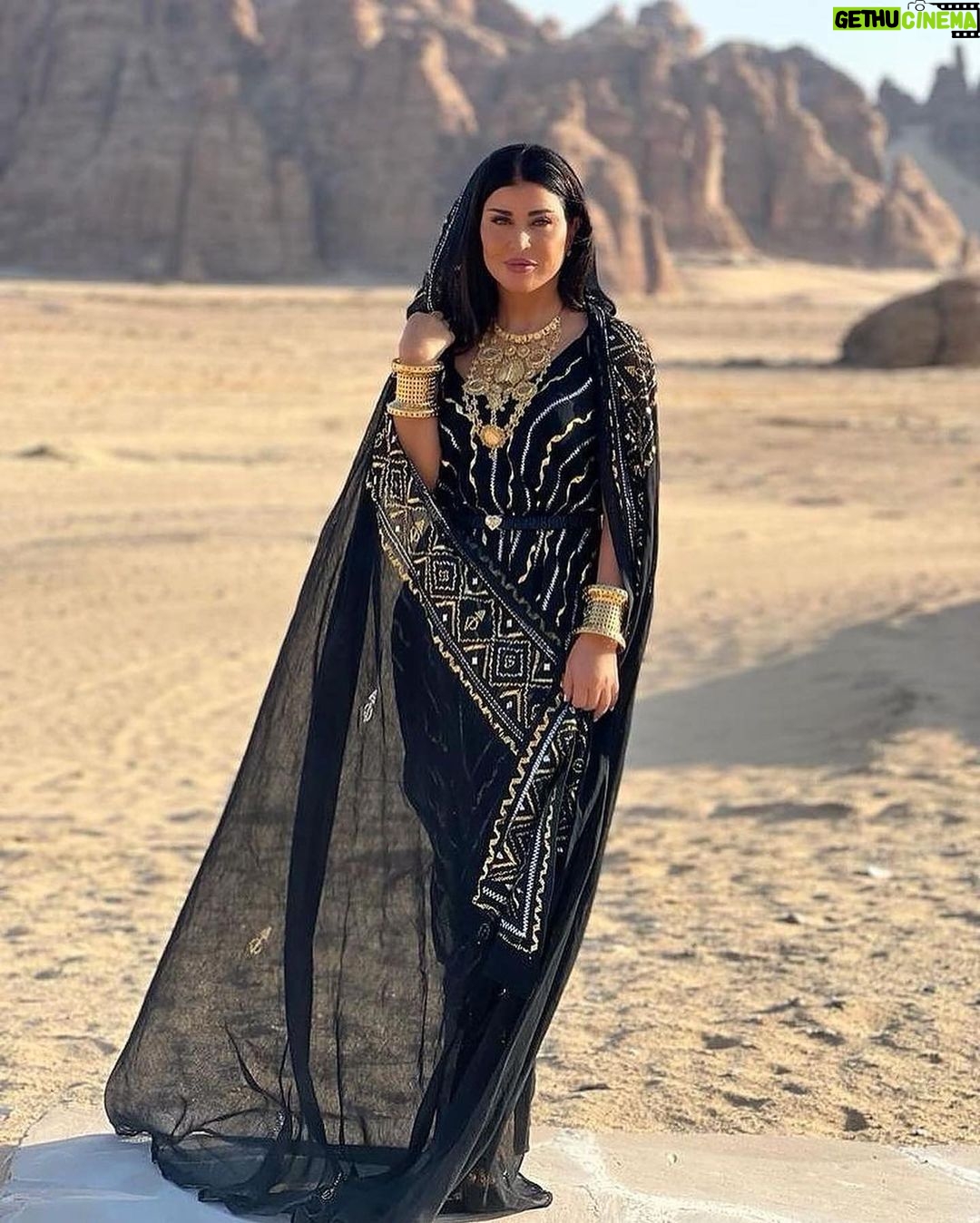 Jumana Murad Instagram - الفنانة جومانا مراد تتألق بإطلالة تراثية خلال تواجدها في محافظة العلا، وسط الطبيعة الجبلية الخلابة 📸: @elienakhlee @jumana.mourad @banyantree.alula @experiencealula #forbes #forbesmiddleeast #فوربس #فوربس_الشرق_الأوسط