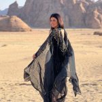 Jumana Murad Instagram - الفنانة جومانا مراد تتألق بإطلالة تراثية خلال تواجدها في محافظة العلا، وسط الطبيعة الجبلية الخلابة 📸: @elienakhlee @jumana.mourad @banyantree.alula @experiencealula #forbes #forbesmiddleeast #فوربس #فوربس_الشرق_الأوسط
