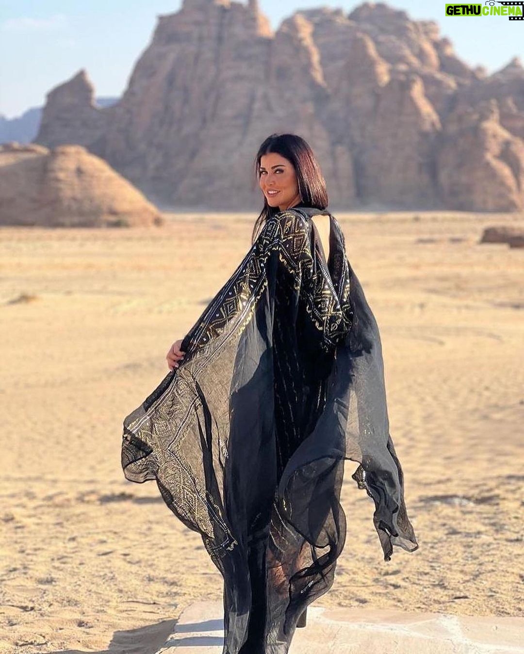 Jumana Murad Instagram - الفنانة جومانا مراد تتألق بإطلالة تراثية خلال تواجدها في محافظة العلا، وسط الطبيعة الجبلية الخلابة 📸: @elienakhlee @jumana.mourad @banyantree.alula @experiencealula #forbes #forbesmiddleeast #فوربس #فوربس_الشرق_الأوسط