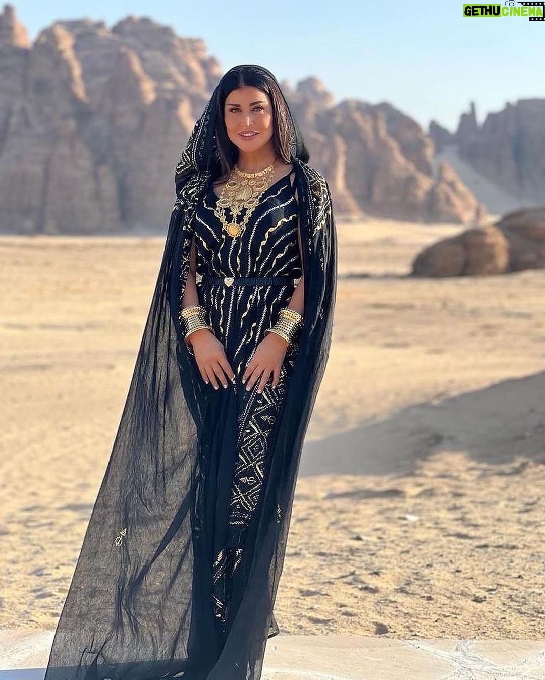 Jumana Murad Instagram - الفنانة جومانا مراد تتألق بإطلالة تراثية خلال تواجدها في محافظة العلا، وسط الطبيعة الجبلية الخلابة 📸: @elienakhlee @jumana.mourad @banyantree.alula @experiencealula #forbes #forbesmiddleeast #فوربس #فوربس_الشرق_الأوسط